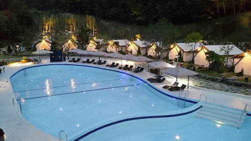 주말 여행 추천명소, 야외수영장 갖춘 가평 글램핑리조트 `인기`