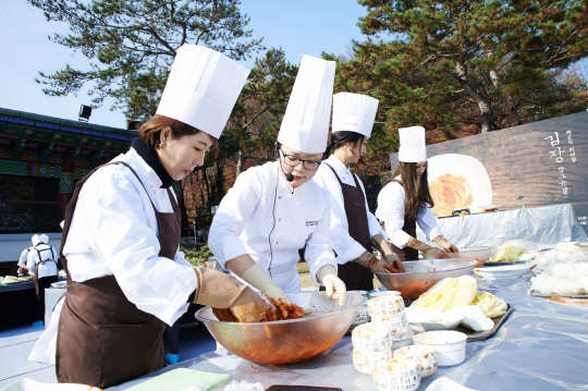 쉐라톤 그랜드 워커힐 호텔, `제 2회 김장 담그는 날` 성황