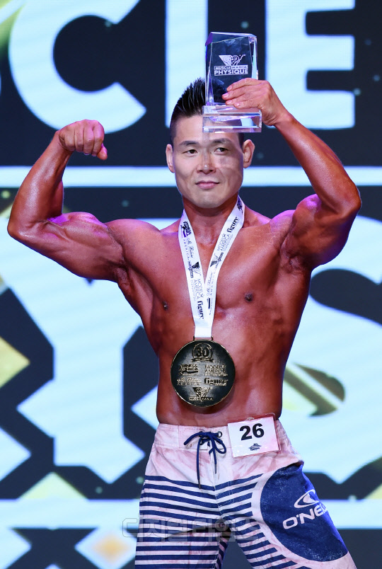 [포토]김정현 `머슬마니아 세계대회 피지크 마스터 1위 했어요`