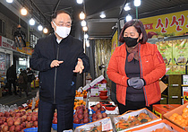 전통시장 찾은 홍남기 "성수품 가격 안정세…설까지 수급상황 집중관리"