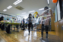 [포토] 가림판 제거하는 학생들