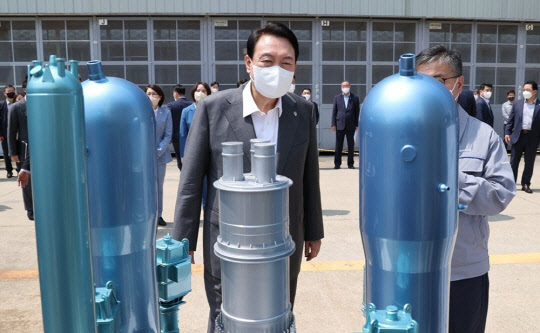 두산, 尹 원전산업 전폭지원에도 웃지 못하는 이유