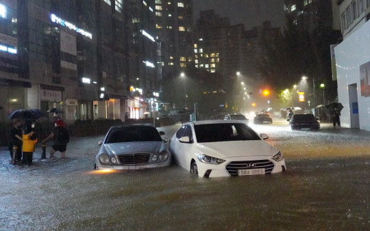 80년만의 기록적 폭우, 서울이 잠겼다…지하철도 멈추고 곳곳에 정전