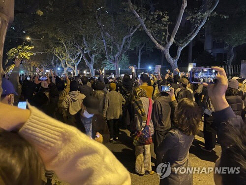 "시진핑 물러나라"… `꽉 막힌` 봉쇄조치에 상하이 대규모 시위