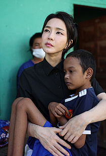 김건희 여사, `빈곤 포르노` 논란에 뿔난 캄보디아 대사 일침