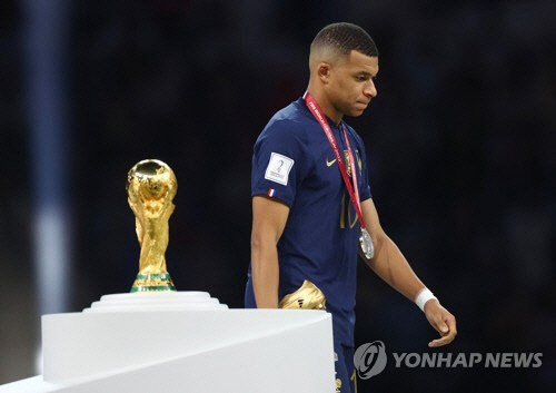 [월드컵] 통한의 준우승… 음바페 득점왕 올랐지만 웃지 못했다