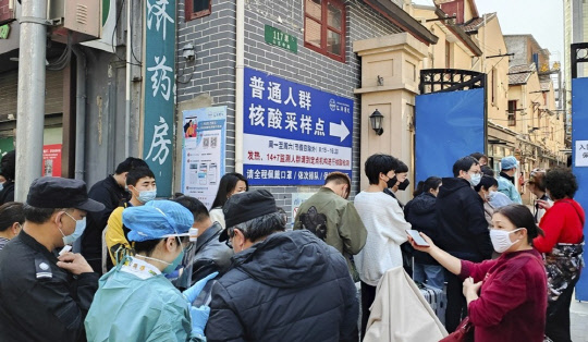 코로나 감염자 하루에만 100만명 넘자…중국, 결국 통계 손 놓아