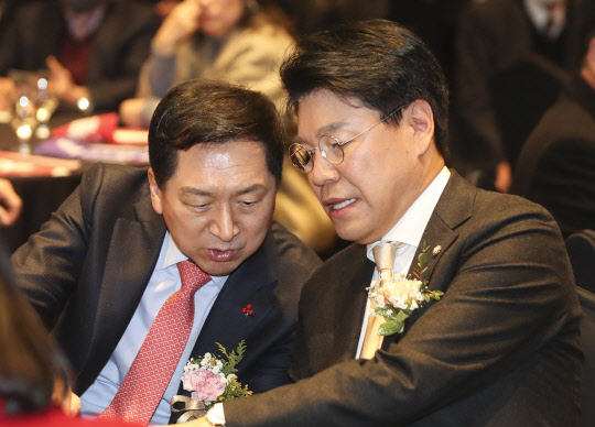 윤핵관 "나경원, 얄팍한 지지율로 패륜"…미등록 여론조사도 <!HS>돌<!HE>아, 업히는 김기현