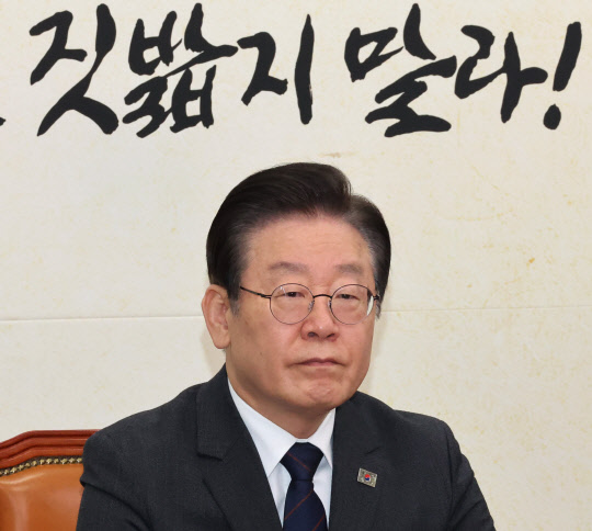 [김반장의 정치네컷] 검찰, 이재명 기소…`짓밟지 말라`