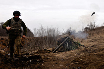 포탄이 비처럼 쏟아지는 우크라 동부…미국 "우크라 탄약 소진 우려"