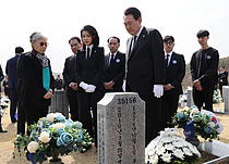 尹대통령, 김건희 여사와 `서해수호 용사들` 묘역 참배