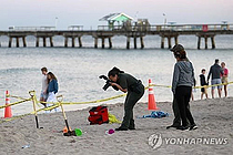 해변서 구덩이 파고 놀던 7세 미국 소녀…모래 파묻혀 숨져