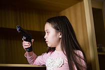 두살배기 미국 아기, 아빠 권총으로 제 머리 쏴…아빠 기소