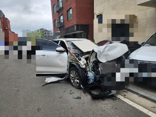 청주 사거리서 SUV-승용차 충돌…도로변 60대 작업자 `참변`