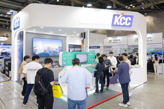 KCC, 자율주행 물류로봇 전용 바닥재 4종 출시
