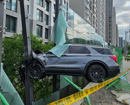 강남서 SUV가 아파트 방음벽 돌진…4명 부상, 무슨 일?