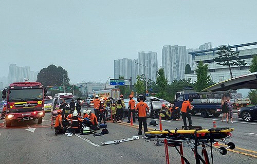 5명 사망 승합차 운전자… 사고 이유 묻자 "노란불에 지나가려다가"