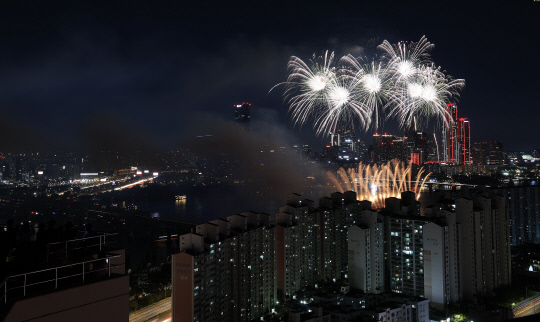 여의도 불꽃축제 100만 운집, 가을밤 즐겨