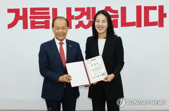 대변인 SNS글 `배 나온 오빠` 두고도 입장 갈린 친윤·친한