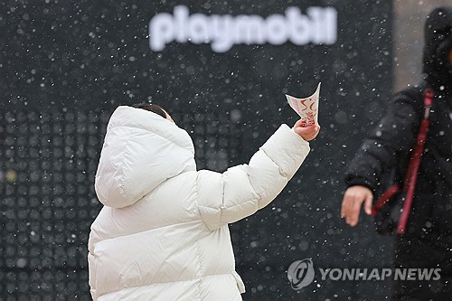 [날씨] 전국 흐린 가운데 곳곳 눈 또는 비…수도권 미세먼지 `나쁨`