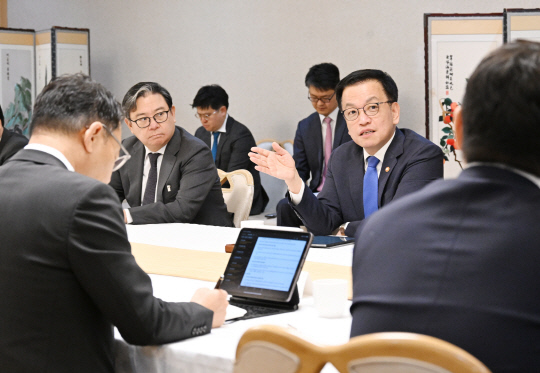 외국계 IB 만난 최상목 "밸류업 지원방안 법안 국회 논의돼야"