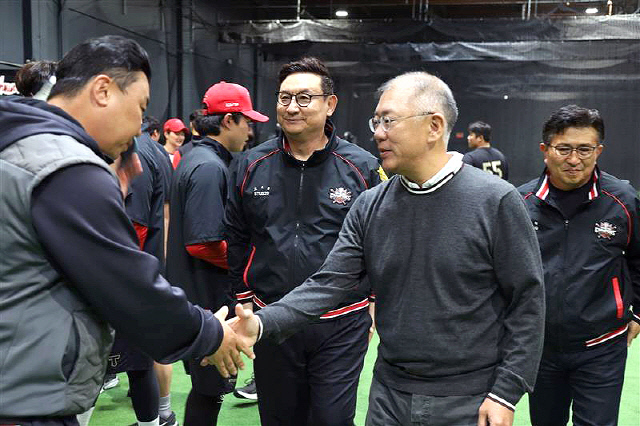 정의선 회장, 기아 타이거즈 美 전지훈련장 깜짝 방문