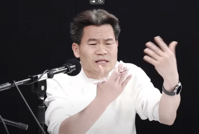 "문형배 12억짜리 ○○○ 살아"…전한길, 생방송서 집 공개해 논란