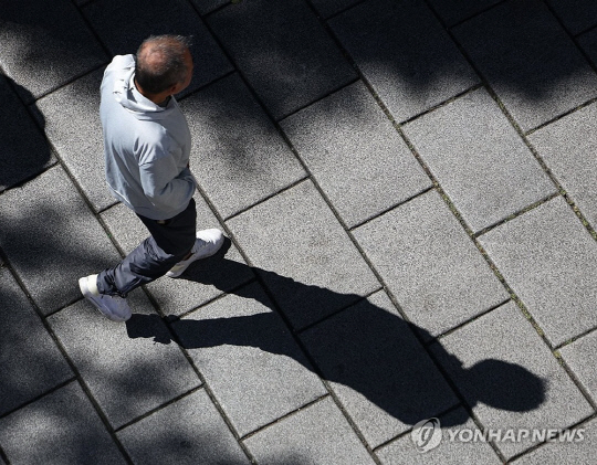 "65세가 노인? 요즘은 70∼74세가 진짜 노인…정년 연장해야"