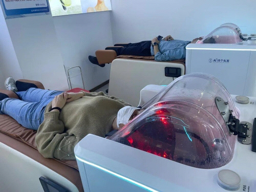 머리만 넣으면 자동으로 `보글보글`…모두가 놀란 `섬세한 손길` 정체