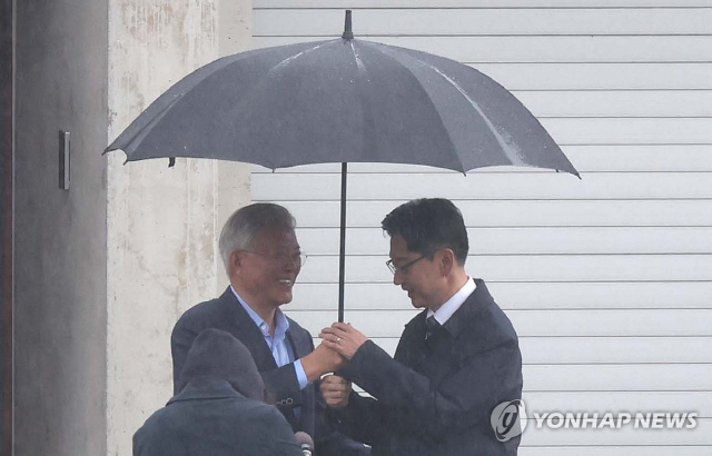 "전대미문 통계조작, 文 당장 수사해야" 국힘 요구