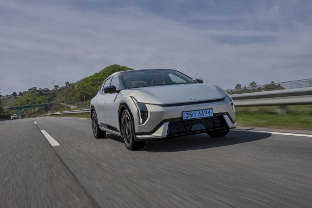 [돈+Cars] "충전 걱정 없다"…전기차 헤이터도 돌아오게 할 `기아 EV4`