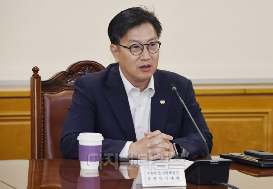 7월부터 소상공인 공과금 등 최대 50만원…정부, 추경 석달간 집중지원