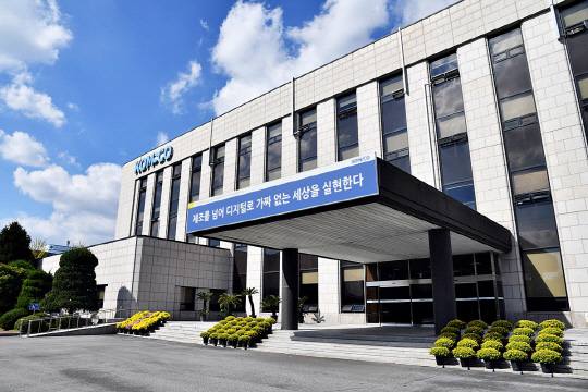 [POWER COMPANY] 돈만 찍지 않아요… ICT·문화 접목 `신산업 전환` 세리머니