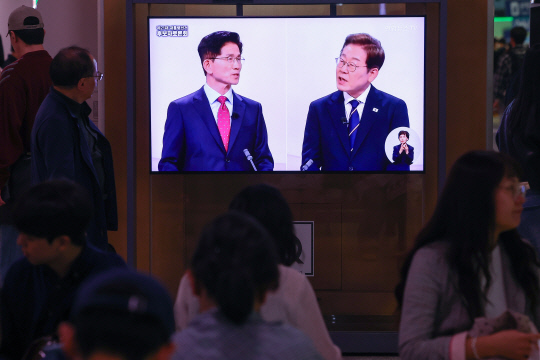 [대선토론] 김문수 "커피원가 120원?" 공세에…이재명 "말 떼어내 왜곡"