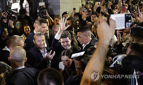 루마니아 대선 극적 역전승 벌어졌다...친유럽 후보 당선