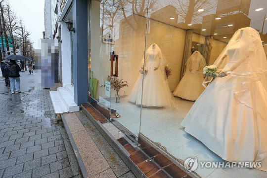 20대 <!HS>여성<!HE>, 10명 중 6명 "결혼 하고 싶다" 돌변…무자녀 부부 출산 의향 `껑충`
