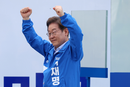 `<!HS>침대<!HE>선거` 들어간 이재명, 토론회 최소화 전략으로 버티기 돌입