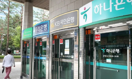 은행찾는 고객 `뚝`…점포 통폐합 속도 "전분기比 57곳 감소"