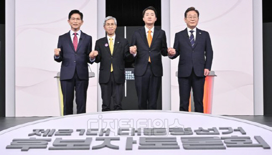 美 `부채 발작` 국내 재정 논쟁으로 불똥…대선후보들 "돈 풀어야"