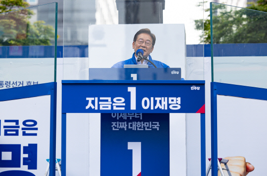 [임재섭의 내로남불] `커피 원가 120원` 논란, 정작 알바생 땀방울은 어디에도 없었다