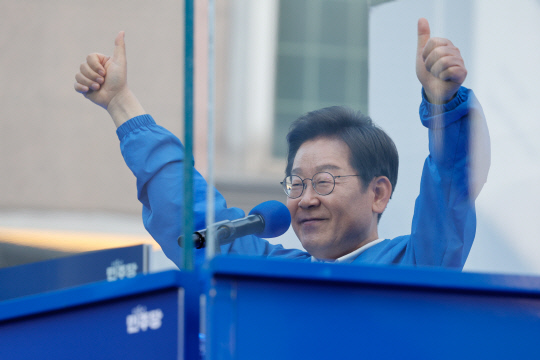 쫓기는 이재명, 국방안보·외교 `우클릭`
