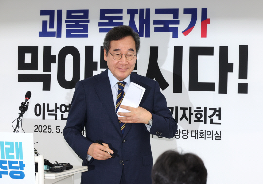 [대선 D-5] 사전투표한 이낙연 "이재명 보호 사법장악, 개도국 독재자들 수법"