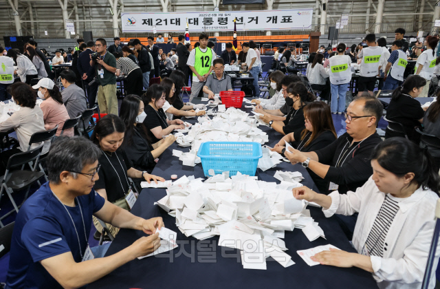 [포토] 21대 대선 투표 종료, 분주한 개표 작업