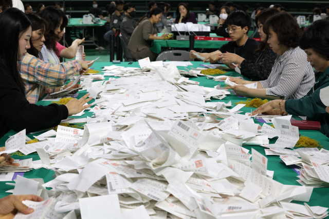 사전투표 적극 참여에 투표율 `역대 최고`