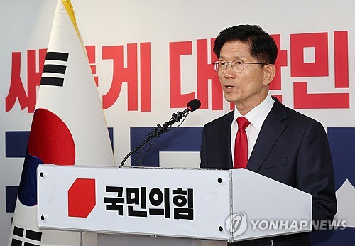 또 `큰절` 올린 김문수 "당 대표 욕심 없어…해산 위기에 자리 다툼하면 되나"