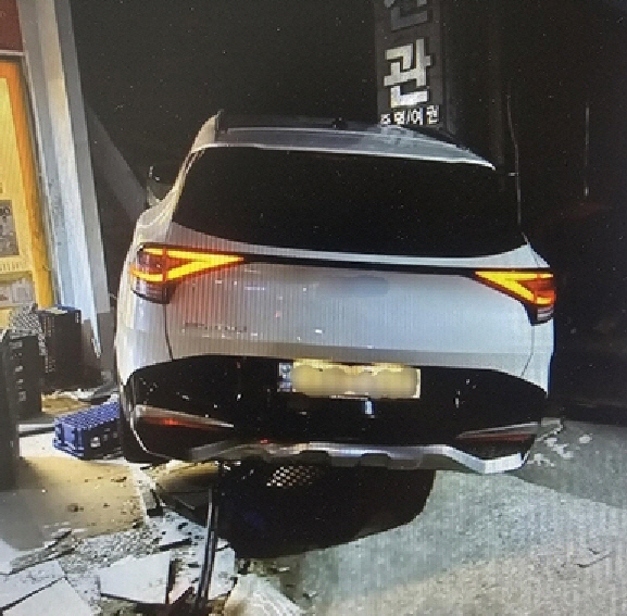 거제서 60대 여성 운전자 SUV 상가 돌진…10대 여성 등 3명 사상