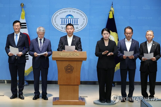 검찰 쪼개기 본격화…민주, 공소청·기소청 분리 법안 제출
