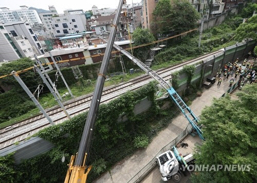 선로 위로 넘어진 사다리차 전기선 건드려…출근길 경의선·KTX 중단