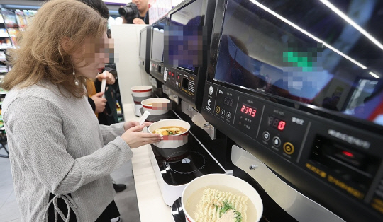 "한국 라면 먹으면, 암·생식 기능 손상된다고?"…충격 휩싸인 <!HS>외국<!HE>인들